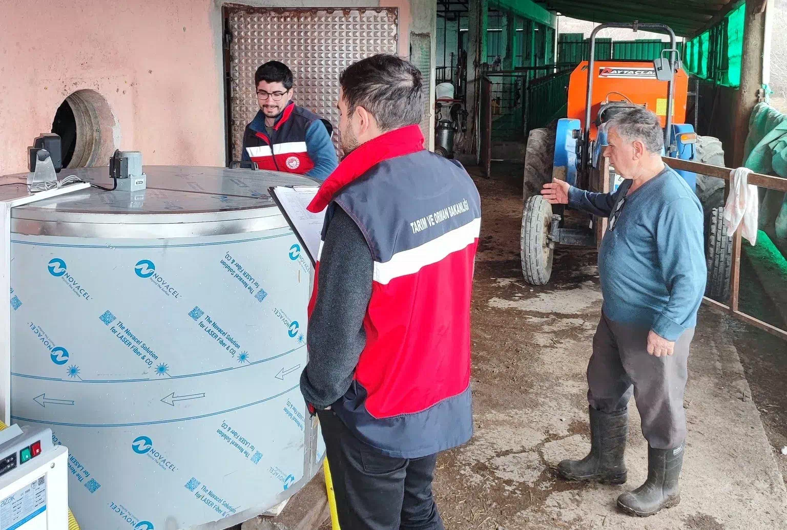Şaphane ilçesinde hayvancılık yapan işletmeye süt sağım sistemi ve soğutma tankı için destek sağlandı.