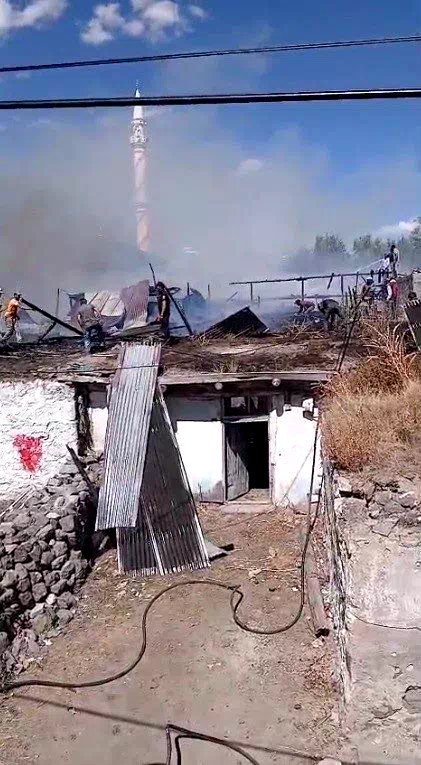 Sarıkamış’ta çıkan yangında 2 ev yandı