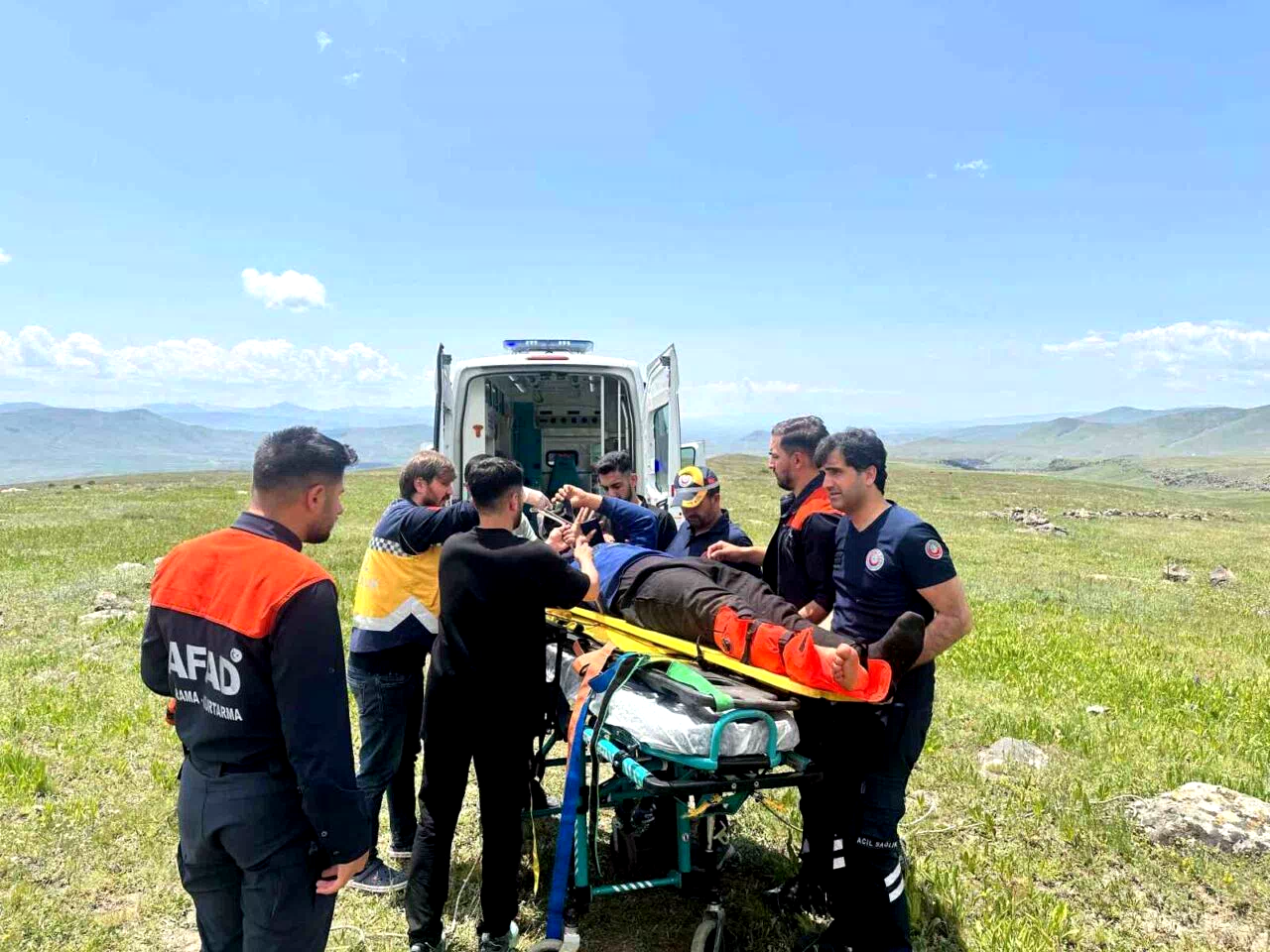Sarıkamış’ta kayaklıklardan düşen çobanın ayağı kırıldı
