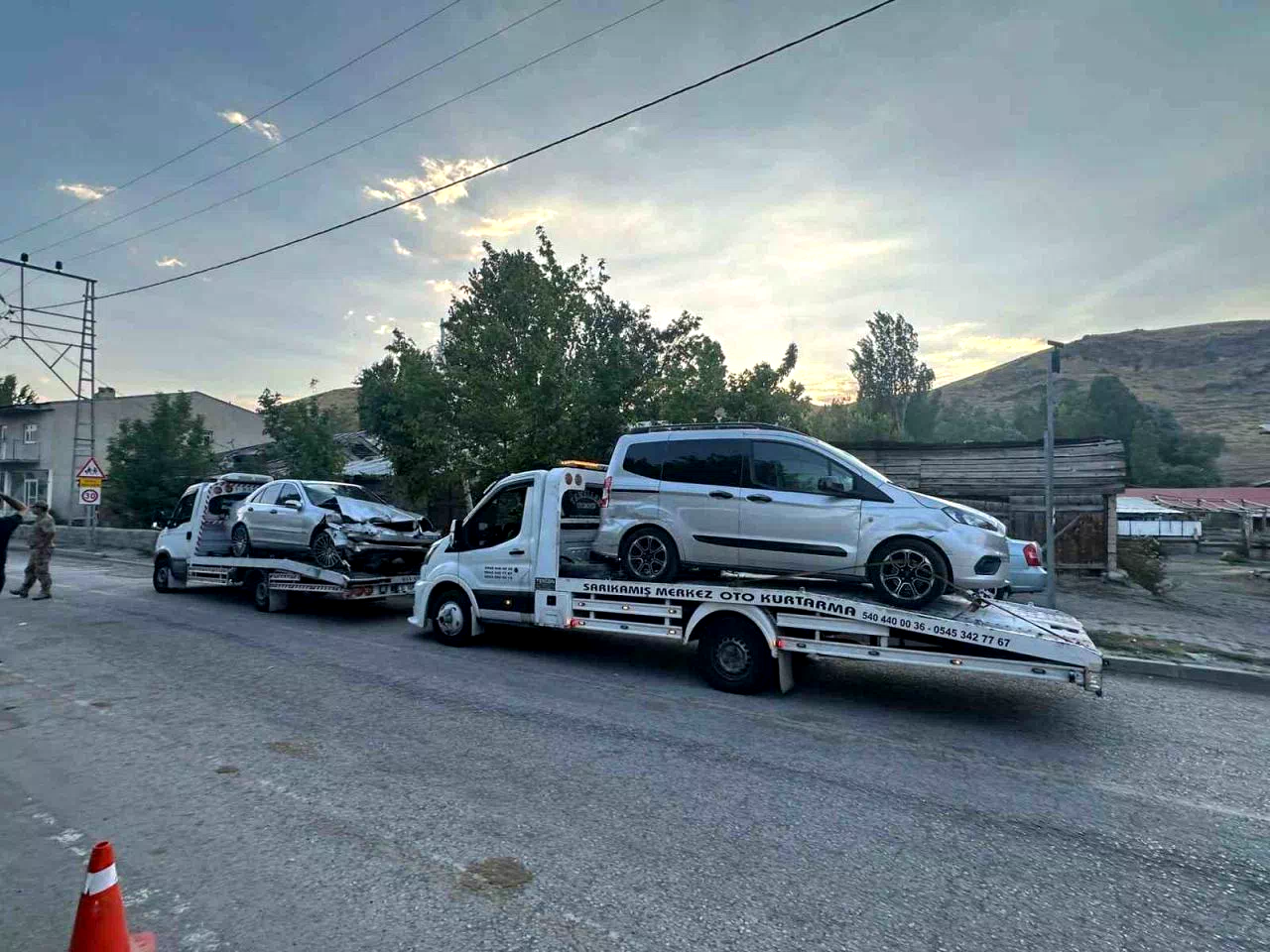 Sarıkamış’ta trafik kazası: 1’i çocuk 5 yaralı