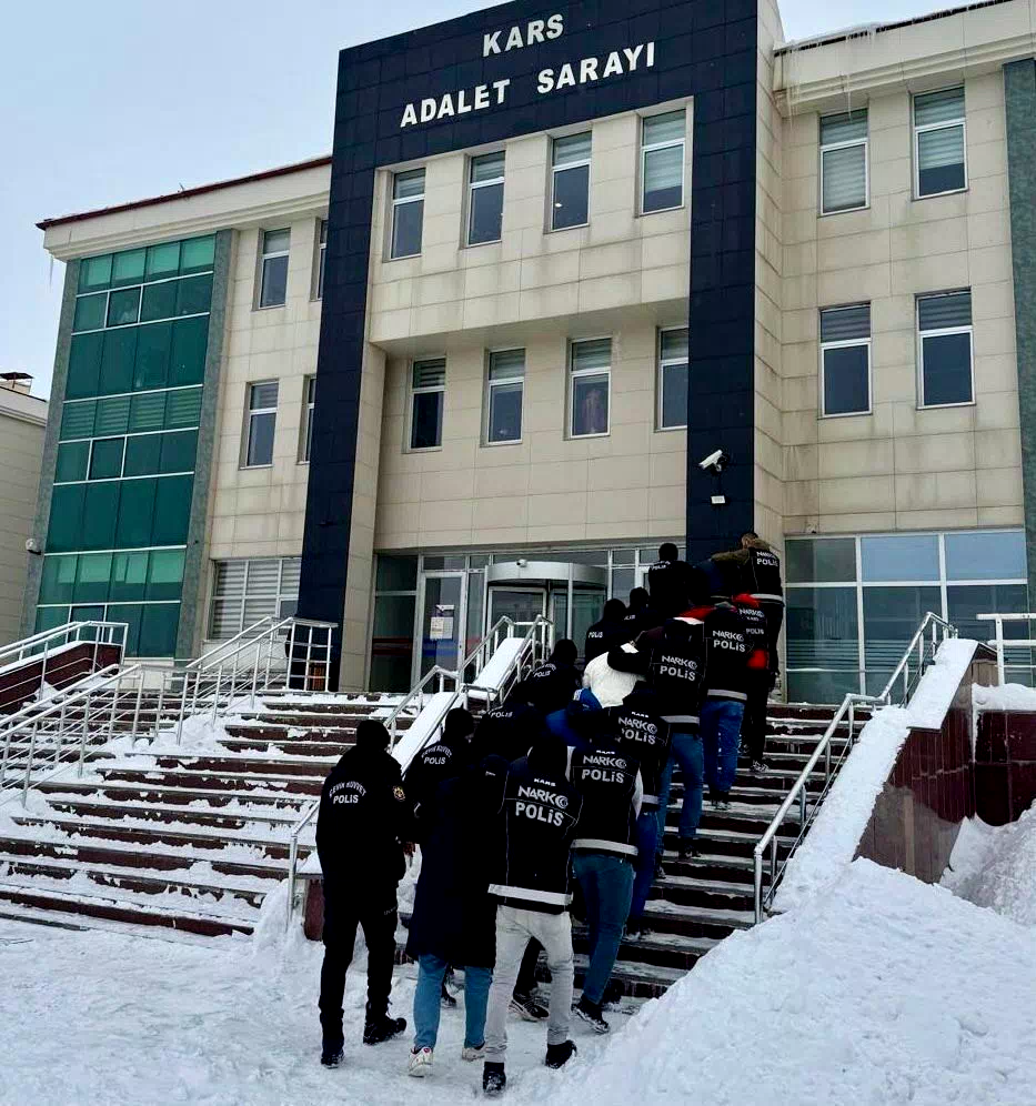 Sarıkamış’ta uyuşturucu taciri 5 kişi tutuklandı