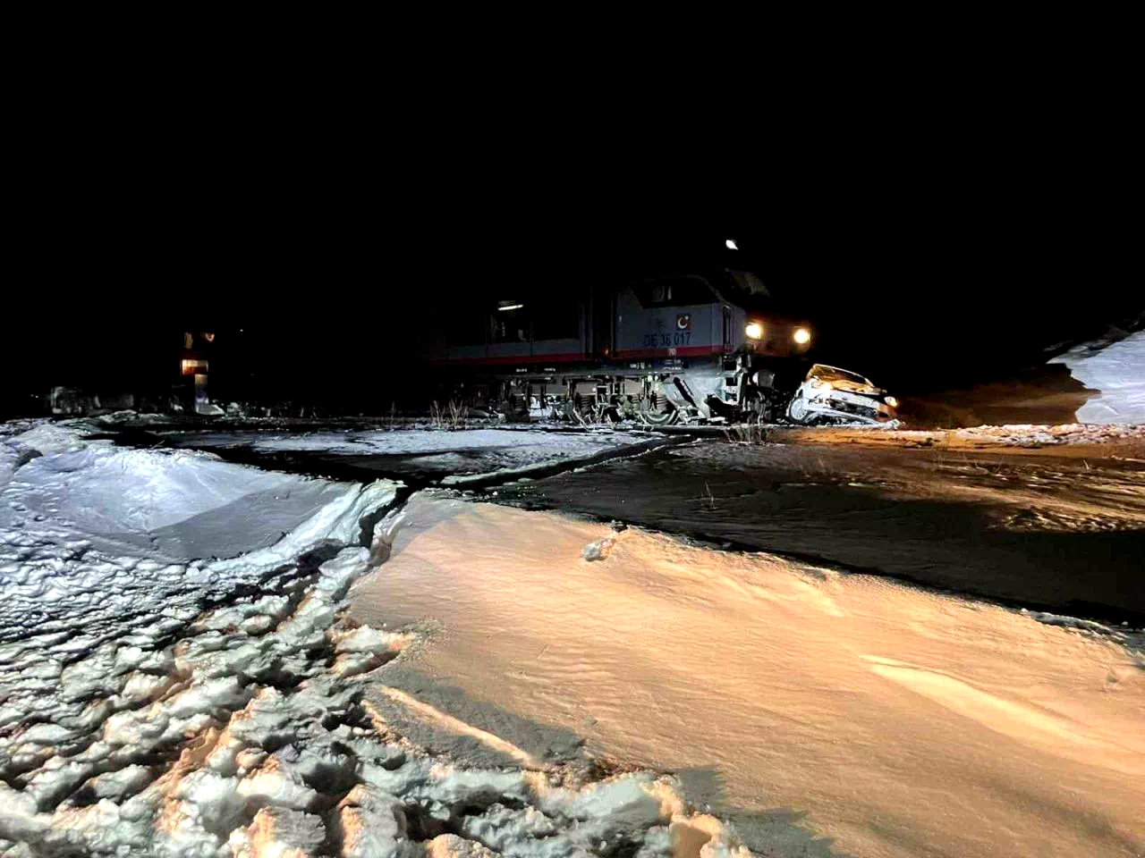 Sarıkamış’ta yük treni otomobile çarptı: 1 yaralı