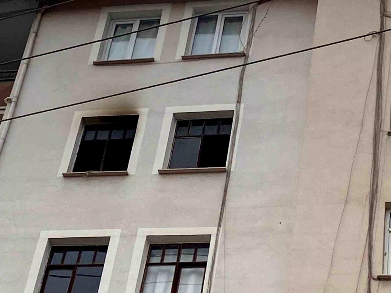 Şarj edilen akü patlayarak yangına sebep oldu: Ev kullanılamaz hale geldi