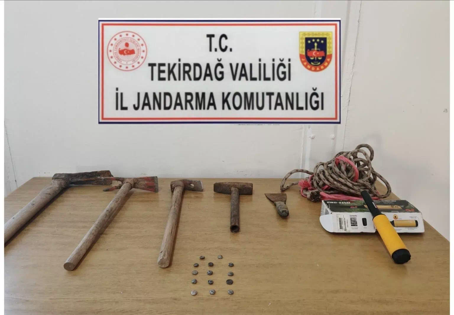 Şarköy’de Tarihi Eser Operasyonu: Ekiplerden Tarihi Değerde Sikke ve Kazı Malzemeleri Ele Geçirildi