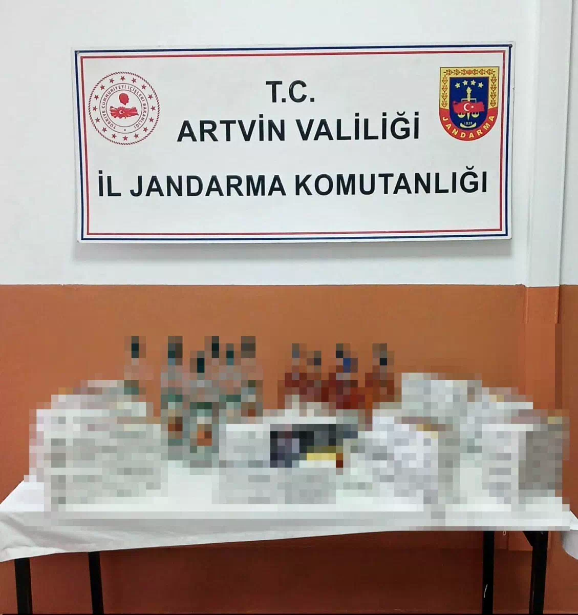 Şavşat’ta kaçak sigara ve içki ele geçirildi