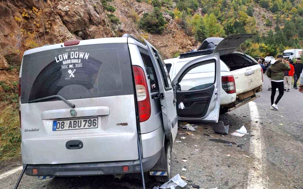 Şavşat’taki zincirleme kazada yaralanan genç hastanede hayatını kaybetti
