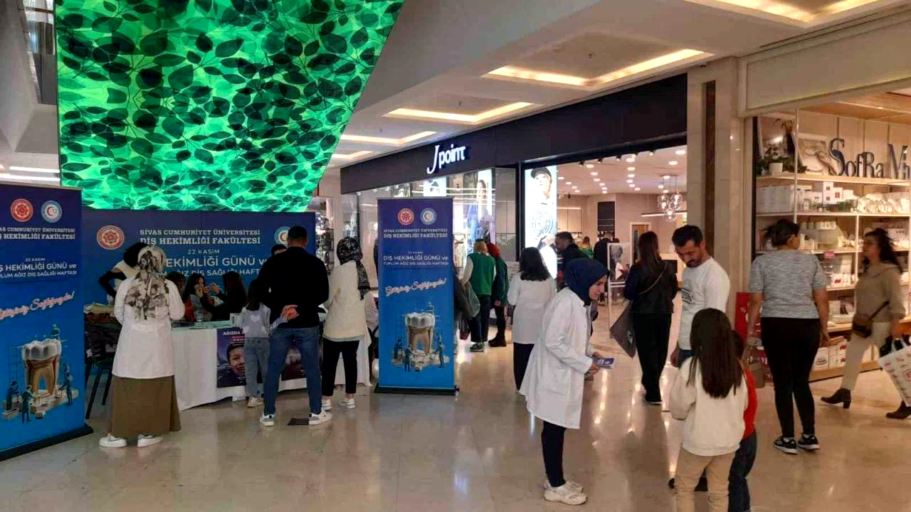 SCÜ öğrencileri dolayısıyla doğru diş fırçalama tekniklerini anlattı