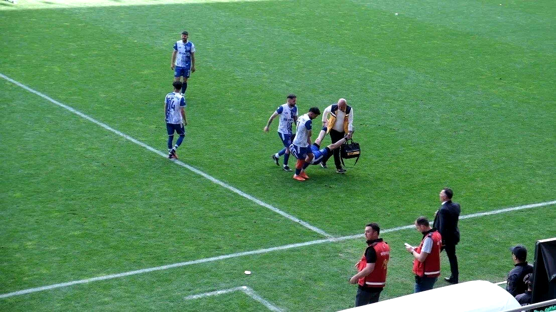 Sedye olmayınca sakatlanan futbolcu karga tulumba saha kenarına taşındı