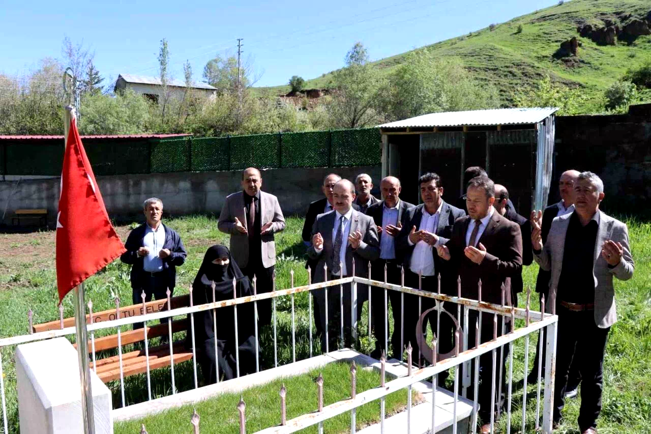 Şehide kabri başında anma