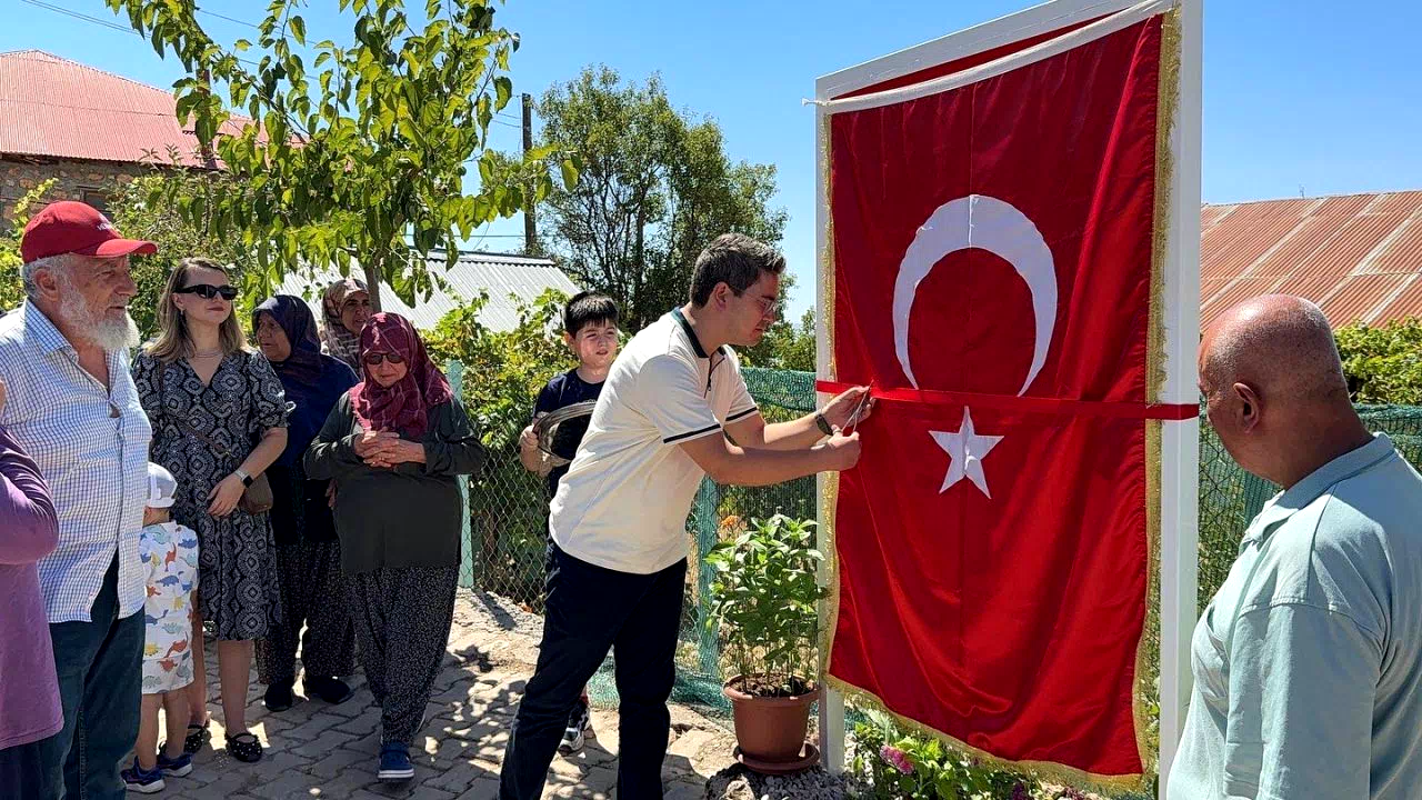 Şehidin ismi köy meydanına verildi