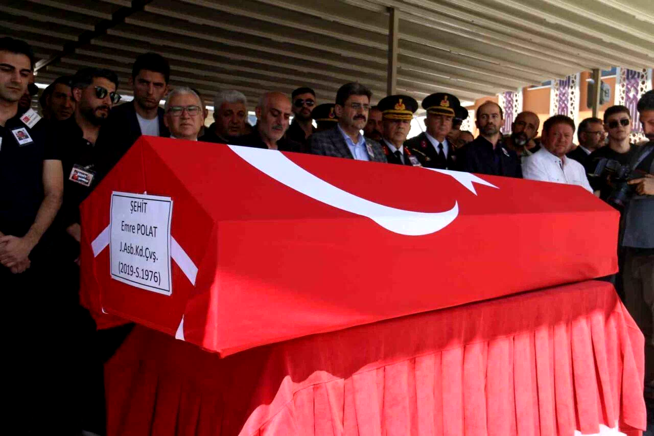 Şehit Jandarma Astsubay Emre Polat memleketi Sivas’ta kılınan cenaze namazının ardından toprağa verildi