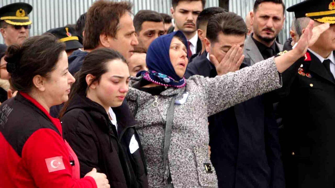 Şehit Uzman Onbaşı Berat Mecit Day’ın cenazesi askeri uçakla memleketi Trabzon’a getirildi