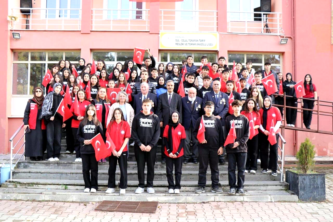 Şehit yakınları ve gaziler öğrencilerle buluştu