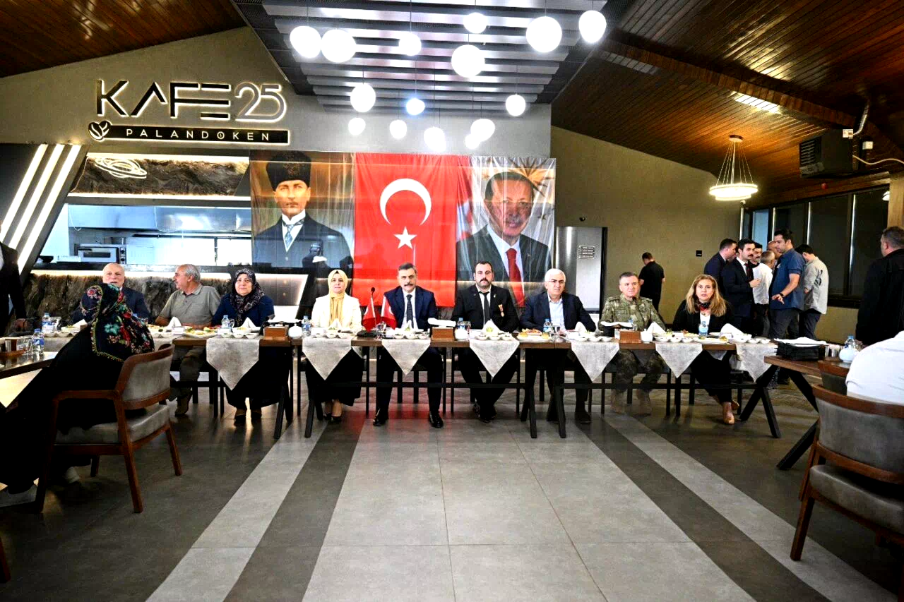 Şehit yakınları ve gaziler onuruna yemek programı düzenlendi