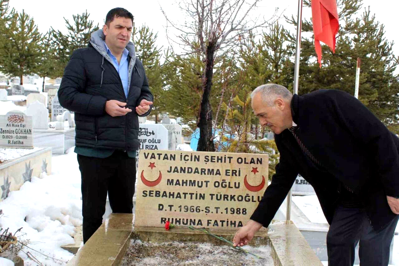 Şehitler kabirleri başında dualarla anıldı