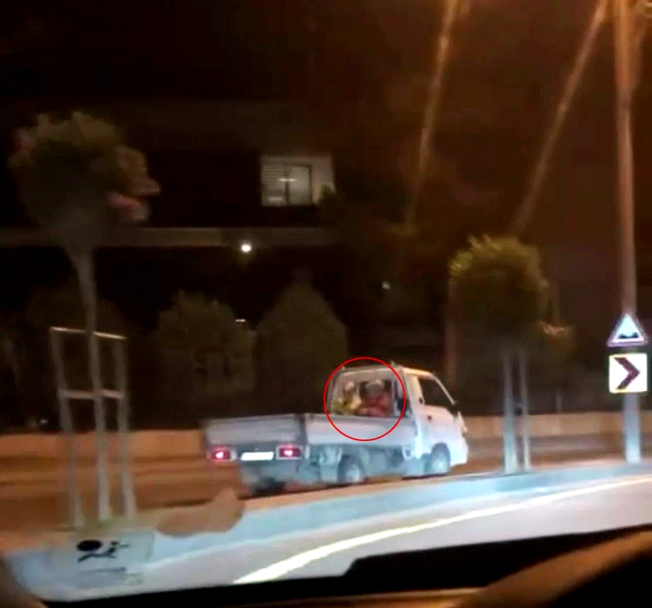 Şehrin göbeğinde “pes” dedirten kural ihlali: Kasasında yolcu taşıyarak ters şeritten ilerledi