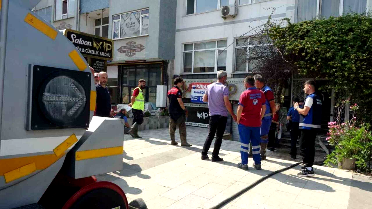Sel temizleme çalışmalarında karbonmonoksit gazı zehirlenmesi: 2 belediye işçisi hastaneye kaldırıldı