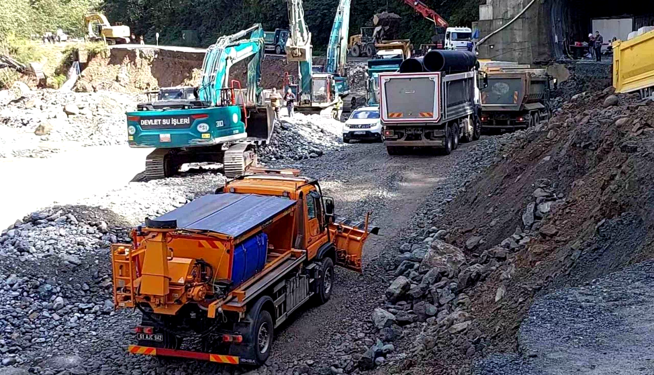 Sel ve heyelanlar nedeniyle 3 gündür kapalı olan Çamlıhemşin-Ayder karayolu ulaşıma açıldı