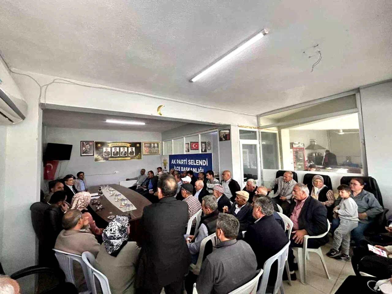 Selendi AK Parti’de mahalle başkanları toplandı