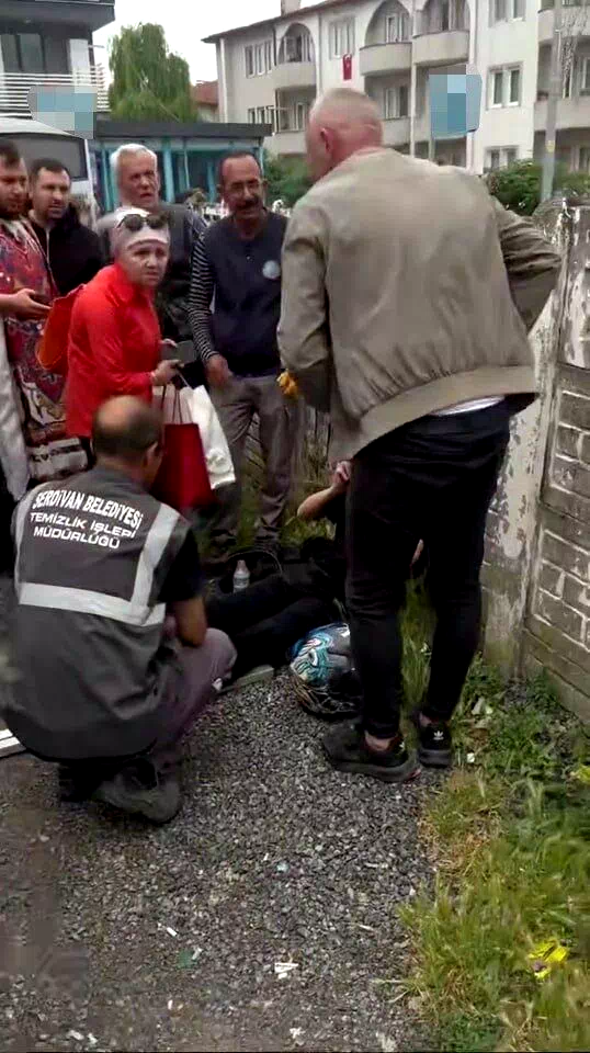 Serdivan Belediyesi’ne ait çöp kamyonu motosikletliyi altına aldı