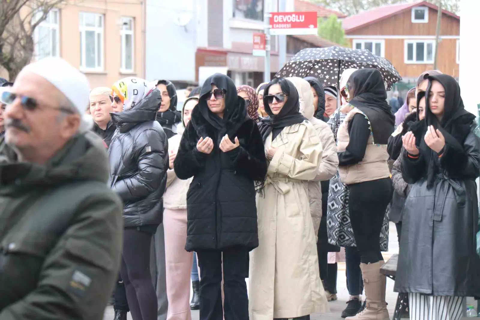 serdivan’da arkadaşları tarafından ölü bulunan genç dansçı, son yolculuğuna uğurlandı.