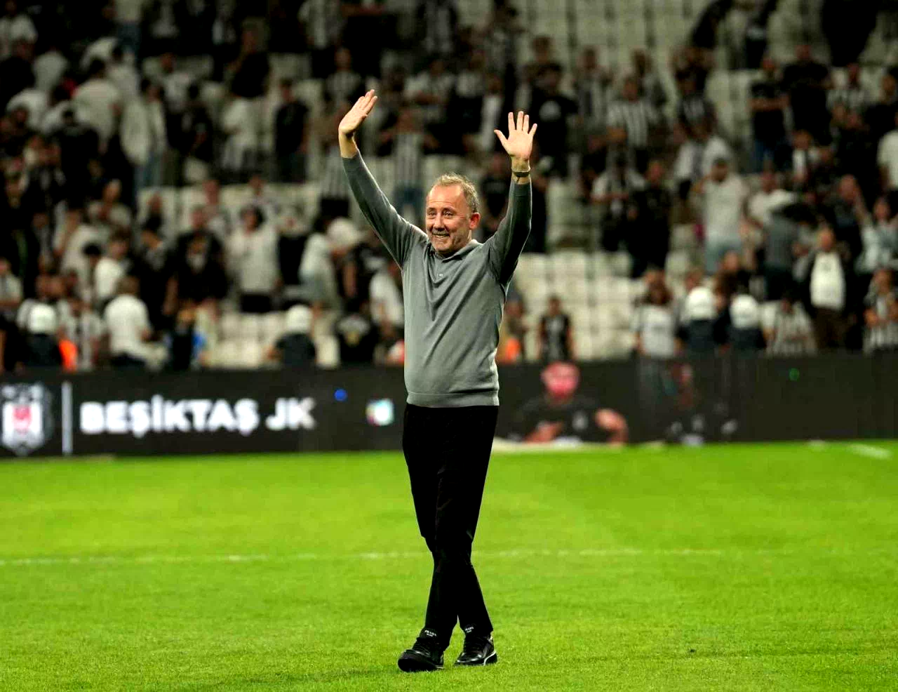Sergen Yalçın, Dolmabahçe’ye galibiyetle döndü