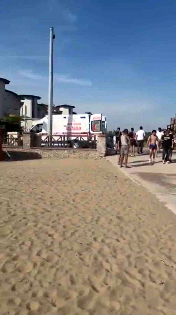 Serinlemek için girdiği denizde boğuldu, kardeşi hastaneye kaldırıldı
