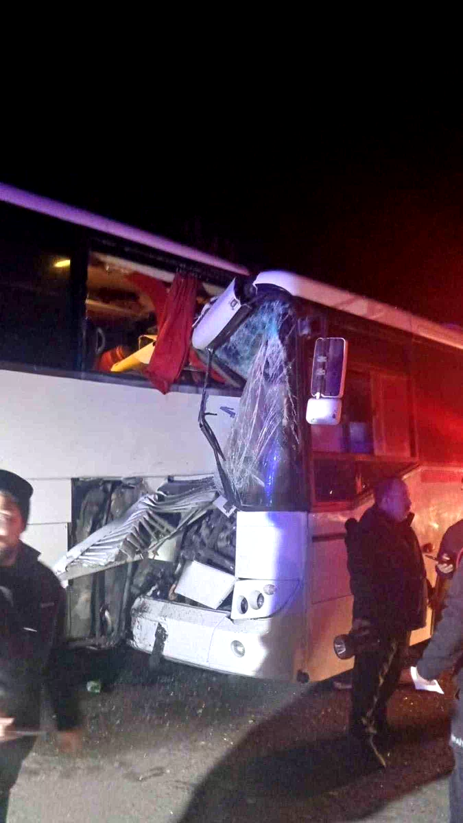 Servis otobüsü yolcu otobüsüne çarptı: 13 yaralı