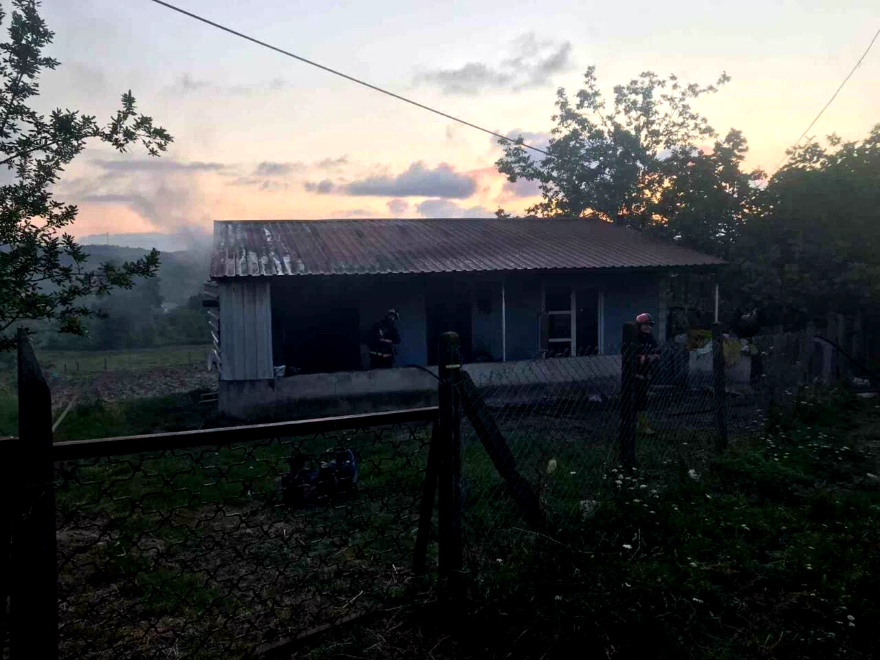 Sevgilisiyle kaldığı evi yaktı, kaçarken kaza yaptı