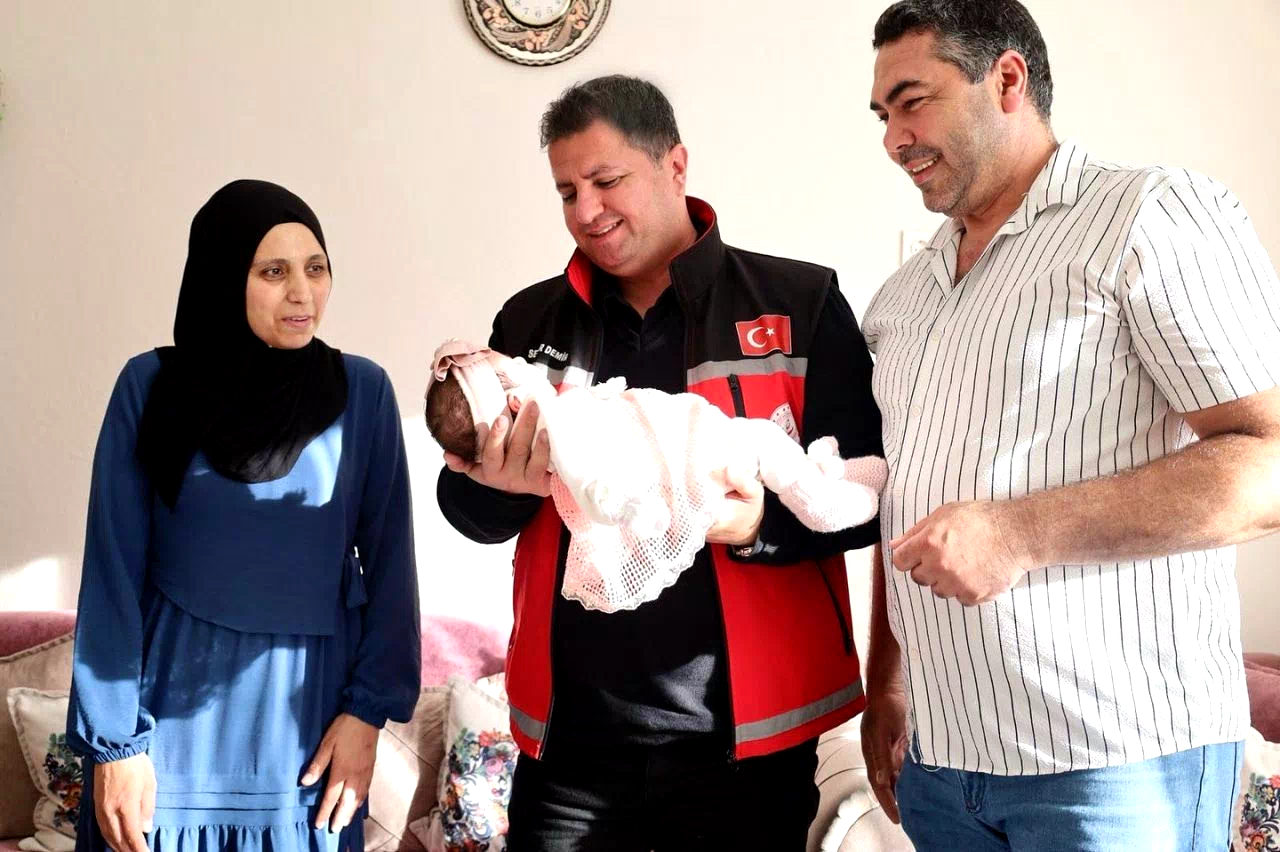 Sevinç ailesi bir kız çocuğuna daha koruyucu aile oldu