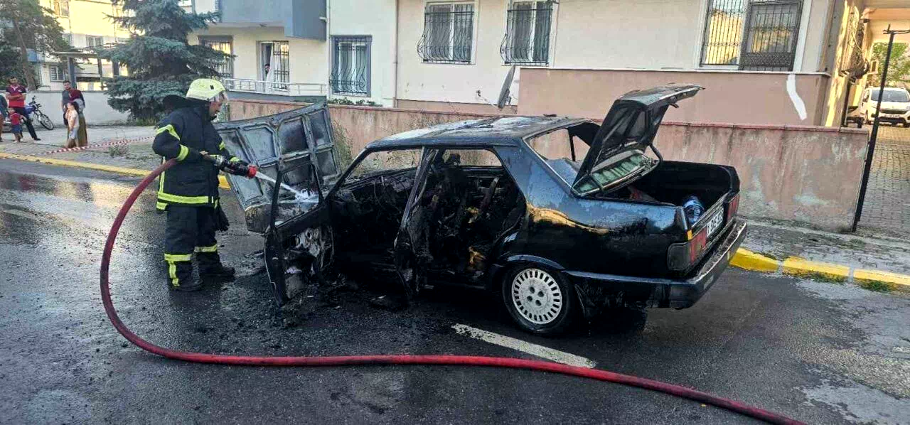 Seyir halindeki otomobil alev aldı