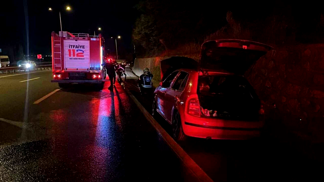 Seyir halindeki otomobilde yangın… Alevleri fark edip son anda indiler