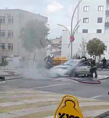Seyir halindeki otomobilin motorunda yangın