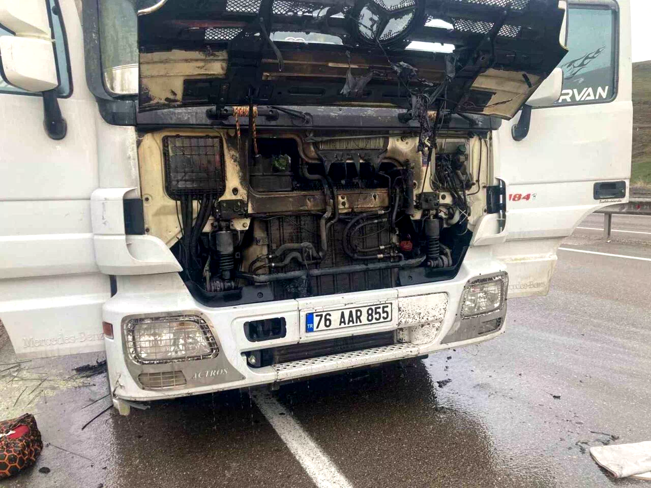 Seyir halindeki tırda yangın çıktı