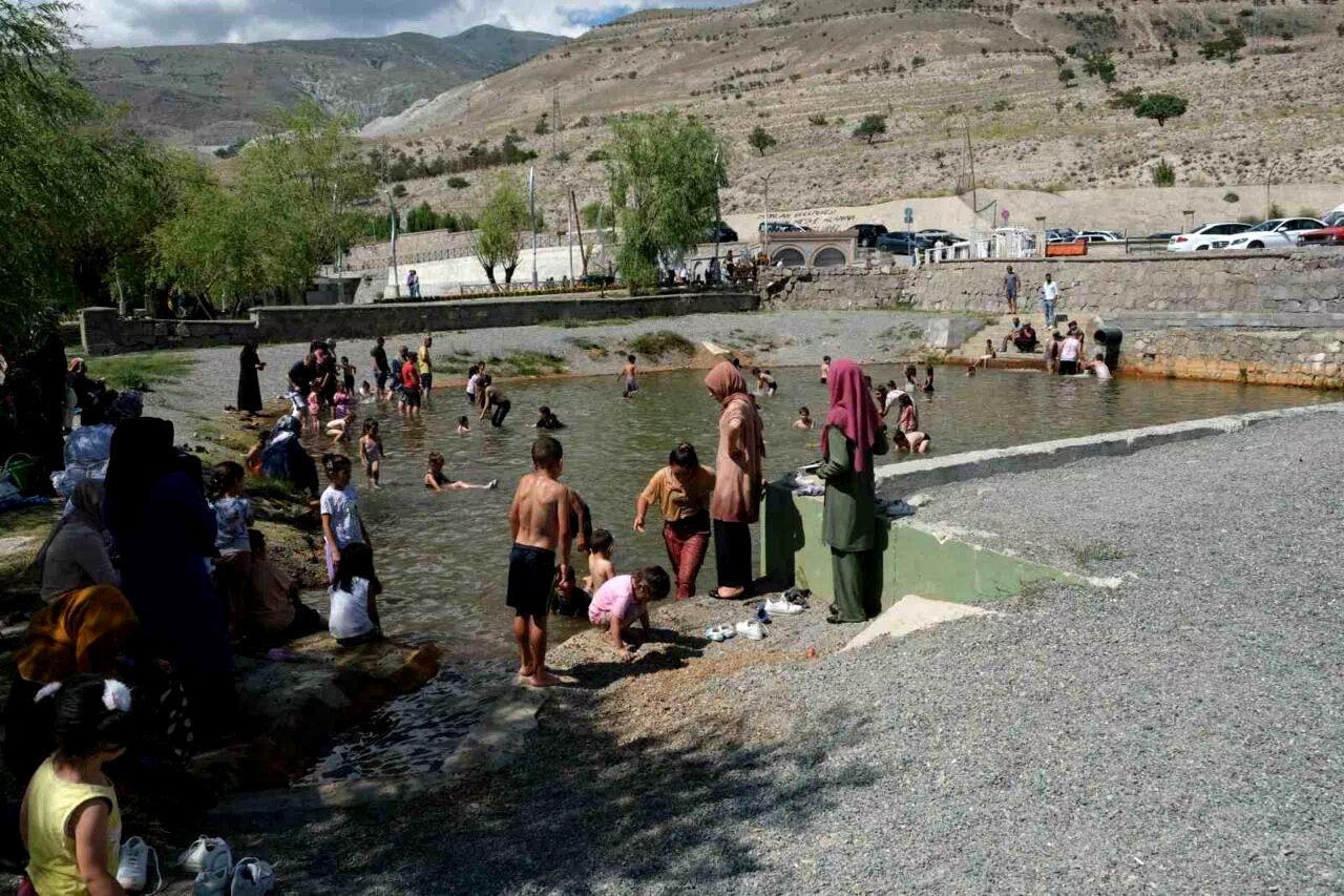 Sıcaktan bunalan çocuklar havuzda serinledi