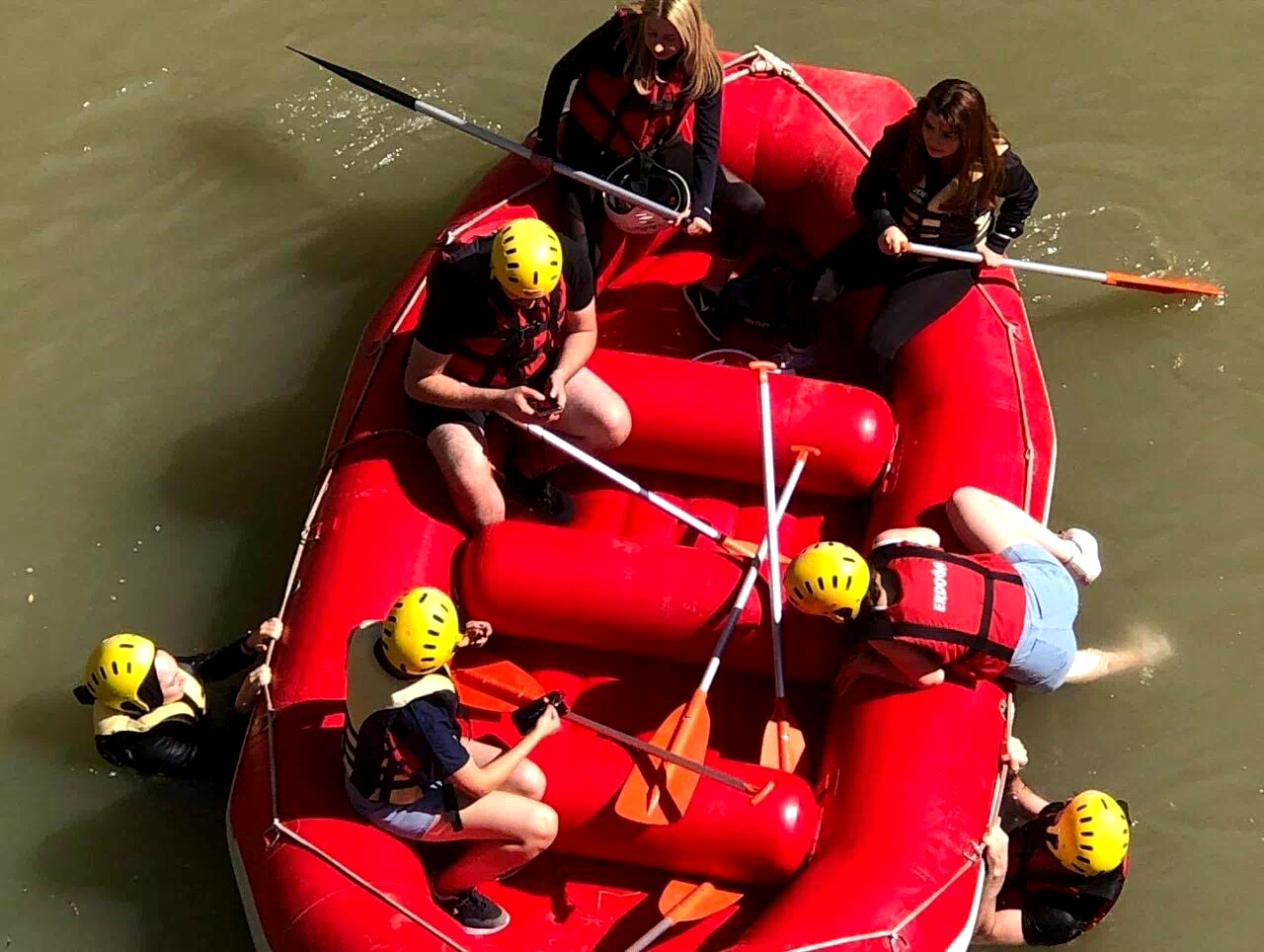Sıcaktan bunalanlar karasu nehri’nde raftingle serinliyor
