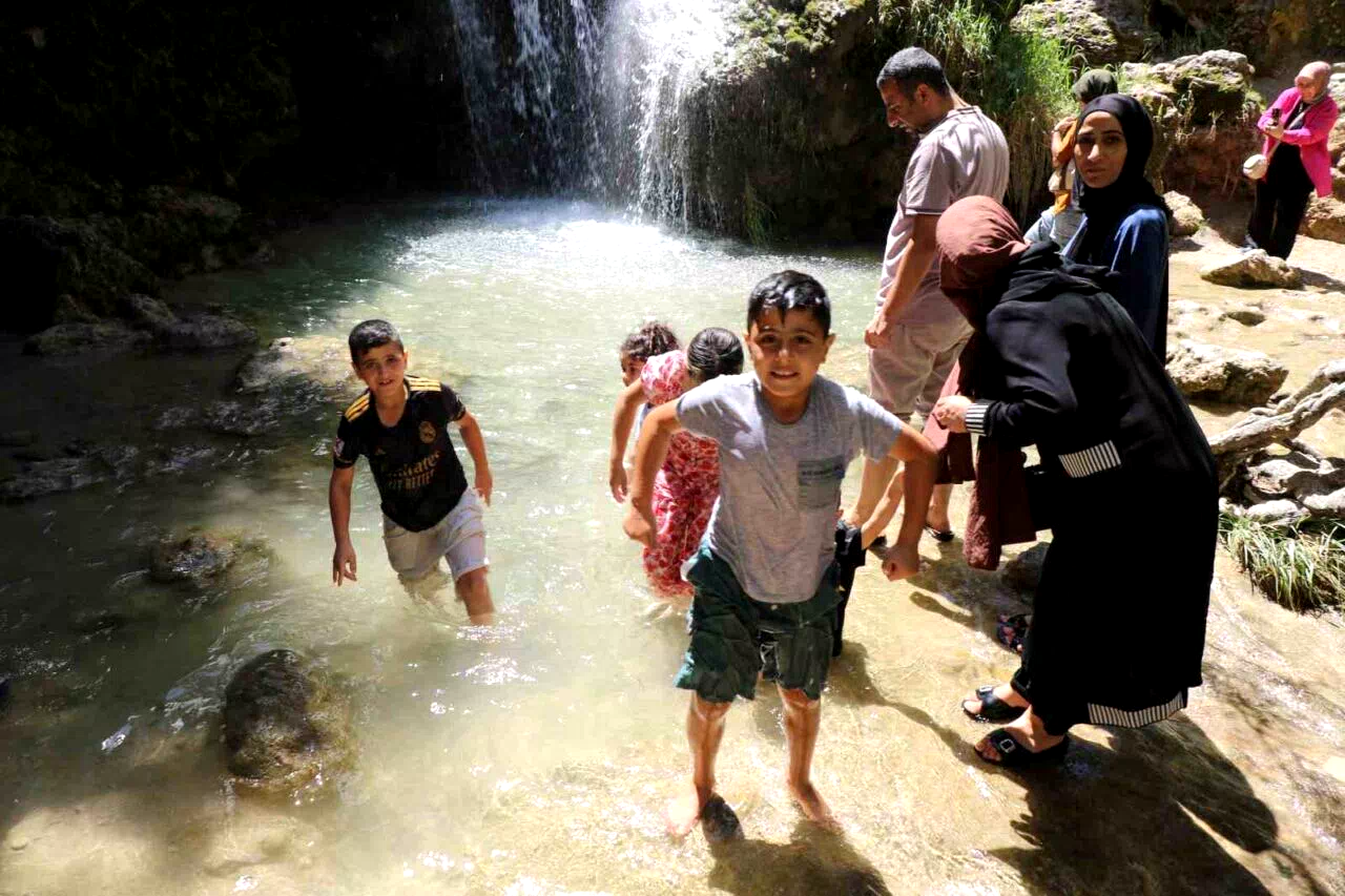 Sıcaktan kaçan şelalede serinledi
