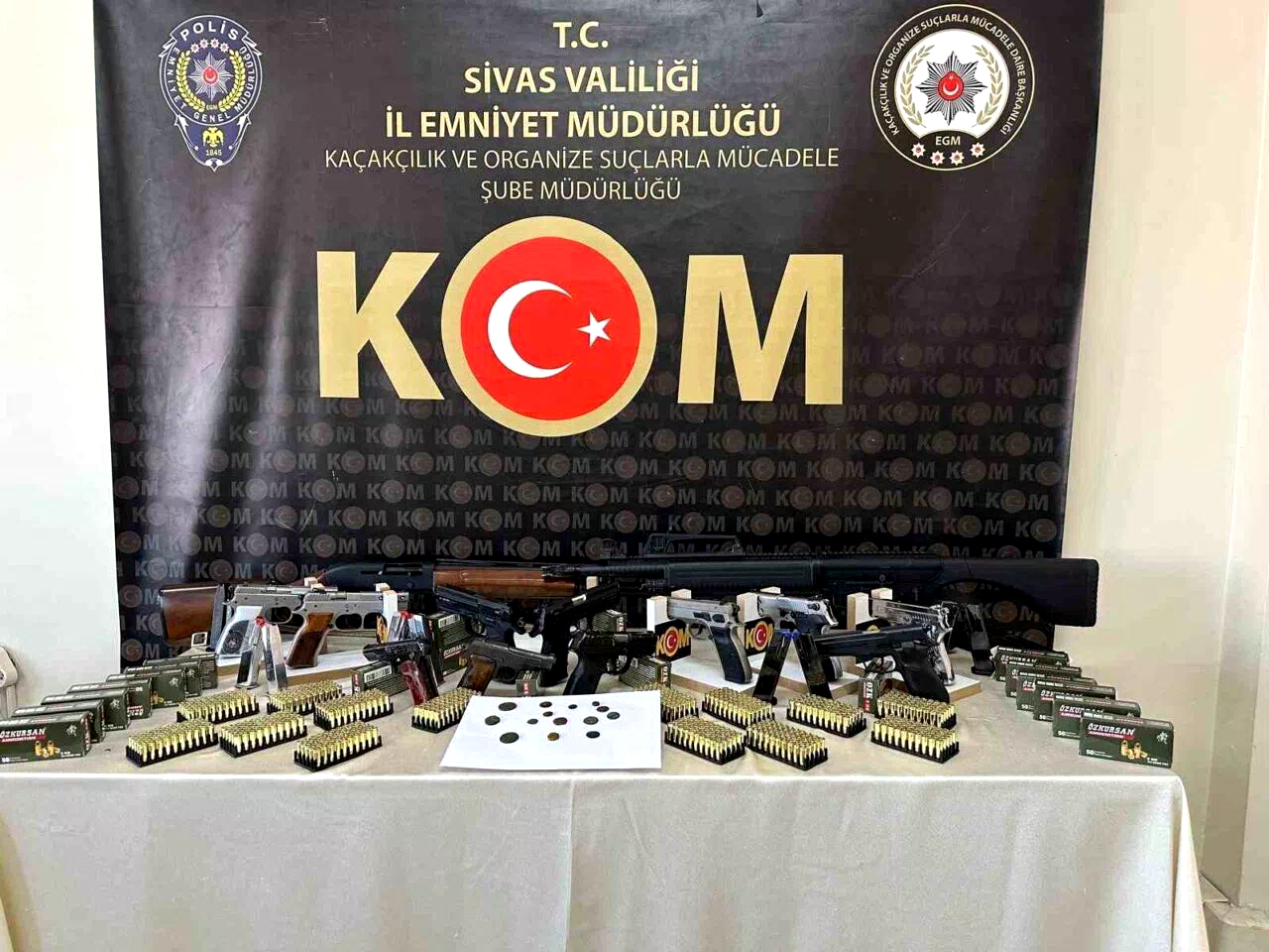 Silah kaçakçıları derin dondurucuya sakladı, polisten kaçamadı