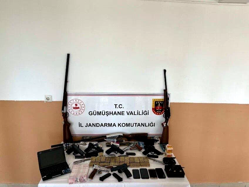 Silah ticareti yapan şahsın evinden cephanelik çıktı