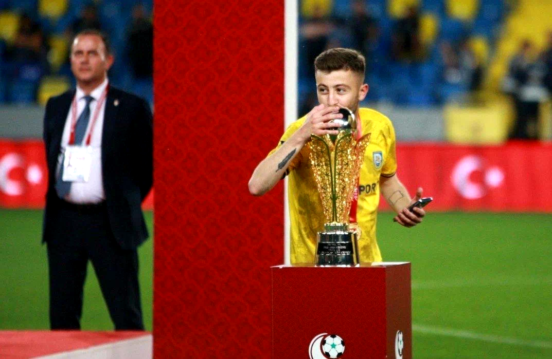 Silahlı kavgada ağır yaralanan futbolcu entübe edildi
