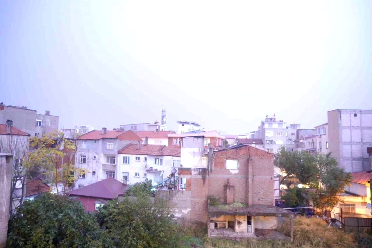 Şimşekler geceyi aydınlattı, ardından yaşanan deprem ise korkuttu