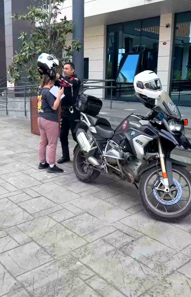 Sınava yetişemeyen adayın imdadına polis yetişti