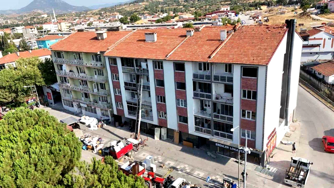 Sındırgı’da ağır hasarlı binalardan taşınma sürüyor