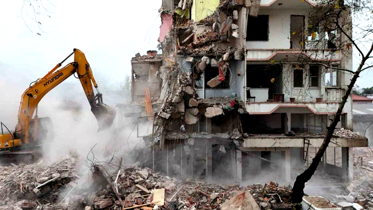 Sındırgı’da deprem sonrası yıkımlar yeniden başladı