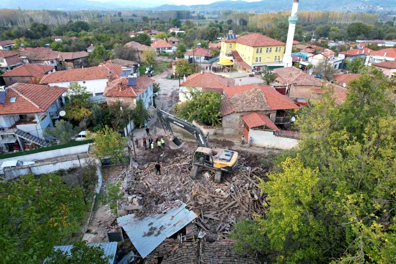 Sındırgı’da depremde hasar gören yapıların yıkımı kırsalda sürüyor