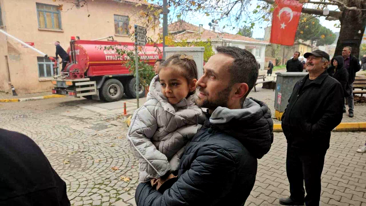 Sındırgı’da evlerinin yıkılışını hüzünlü gözlerle izlediler