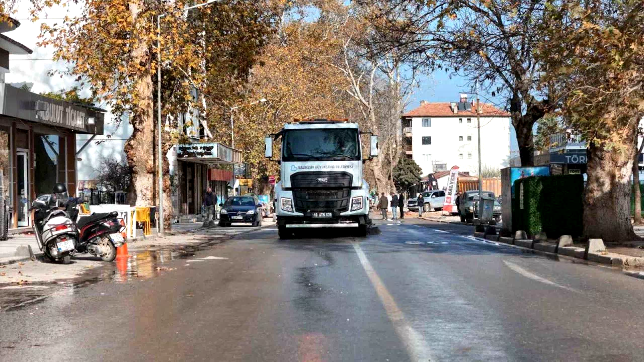 Sındırgı’da hasarlı binaların yıkımı sonrası temizlik çalışmaları sürüyor