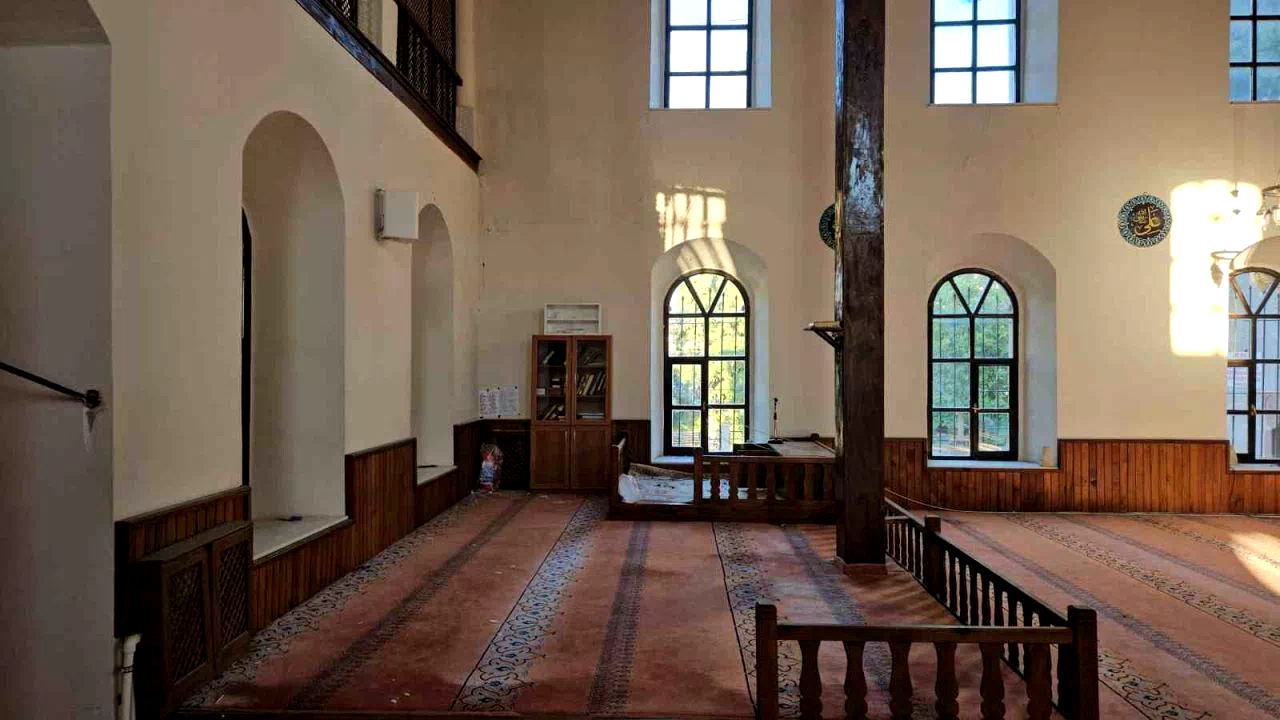 Sındırgı’daki depremde tarihi cami hasar gördü