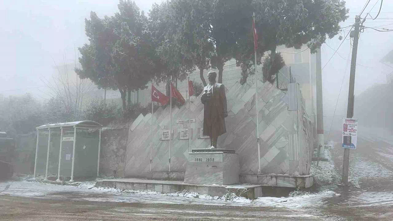 Sındırgı’nın yüksek kesimlerinde kar ve buzlanma etkisini artırdı