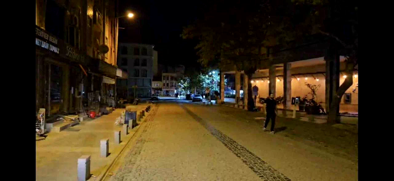 Sındırgı peş peşe depremlerle sarsıldı